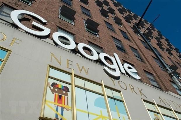 Biểu tượng Google tại một tòa nhà ở New York, Mỹ. (Ảnh: AFP/TTXVN).