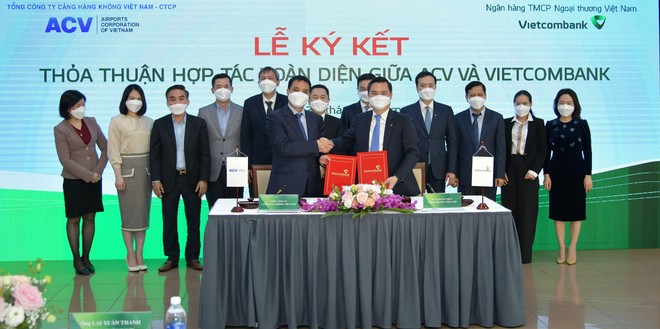 Ông Nguyễn Thanh Tùng - Phó Tổng Giám đốc phụ trách Ban điều hành Vietcombank (bên phải) và ông Vũ Thế Phiệt – Tổng Giám đốc ACV ký Thỏa thuận hợp tác.