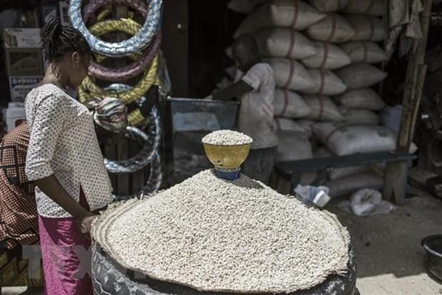 Người dân mua bột mì tại một khu chợ ở N'djamena, CH Chad, ngày 8/4/2021. (Ảnh: AFP/TTXVN).