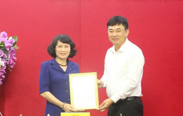 Đồng chí Ngô Hoàng Ngân, Phó Bí thư Thường trực Tỉnh ủy Quảng Ninh trao quyết định và chúc mừng đồng chí Nguyễn Thị Vinh.