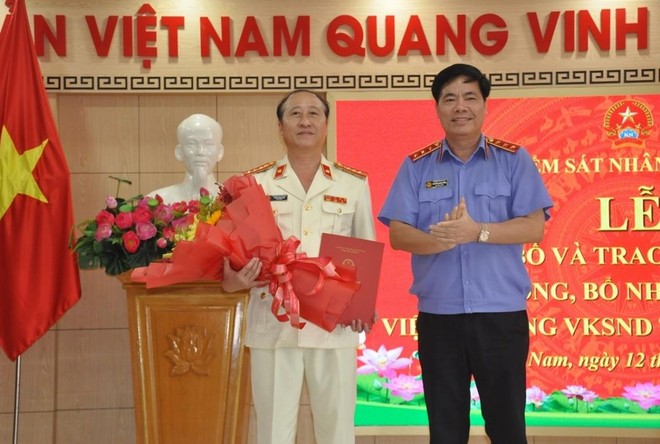 Ông Nguyễn Quang Dũng, Phó Viện trưởng Viện kiểm sát nhân dân tối cao trao quyết định bổ nhiệm Viện trưởng Viện kiểm sát nhân dân tỉnh Quảng Nam cho ông Trần Hoài Nam.