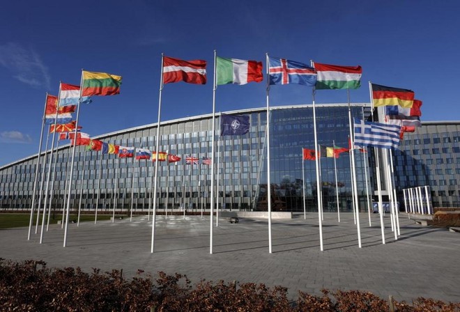 Quốc kỳ các nước bên ngoài trụ sở NATO ở Brussels, Bỉ ngày 7/2/2011. Ảnh: AP.