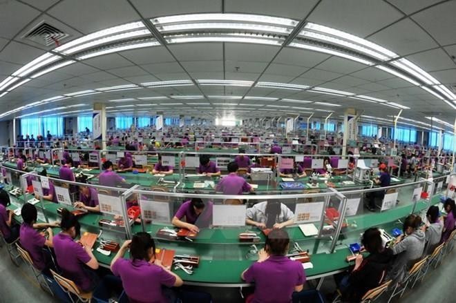 Công nhân làm việc trong một nhà máy sản xuất điện tử ở tỉnh An Huy, miền Đông Trung Quốc. Ảnh: AFP/TTXVN