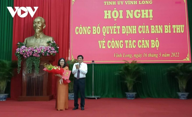 Ông Bùi Văn Nghiêm, Ủy viên Ban Chấp hành Trung ương Đảng, Bí thư Tỉnh ủy trao Quyết định của Ban Bí thư cho bà Hồ Thị Thu Hằng.