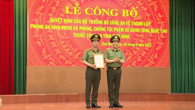 Thiếu tướng Lê Văn Tuyến, Thứ trưởng Bộ Công an trao quyết định của Bộ trưởng Bộ Công an về việc thành lập Phòng An ninh mạng và phòng, chống tội phạm sử dụng công nghệ cao, Công an tỉnh Thái Bình.