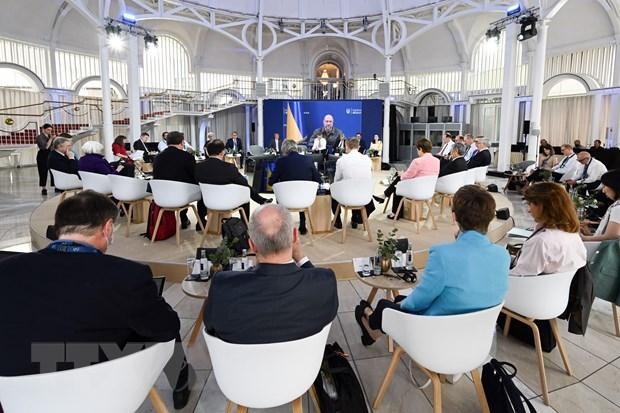 Các Bộ trưởng Tài chính và Thống đốc Ngân hàng Trung ương Nhóm các nền công nghiệp phát triển hàng đầu thế giới (G7) tham dự hội nghị ở thành phố Koenigswinter (Đức) ngày 19/5/2022. (Ảnh: AFP/TTXVN).