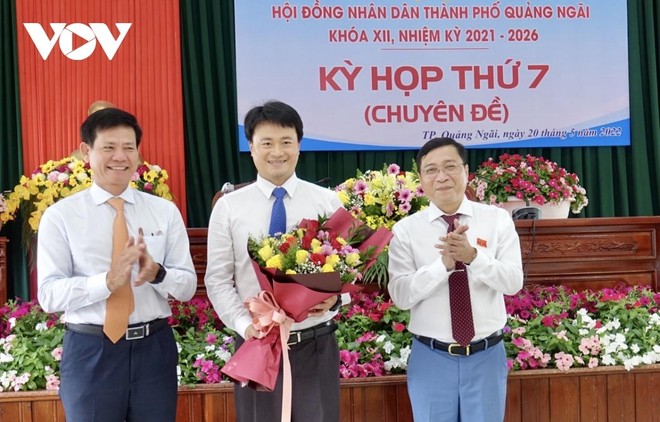 Ông Trà Thanh Danh (giữa) được bầu giữ chức Chủ tịch UBND thành phố Quảng Ngãi.