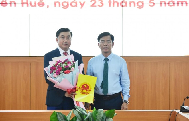 Ông Nguyễn Văn Phúc (trái) được bổ nhiệm giữ chức Giám đốc Sở Du lịch Thừa Thiên Huế.