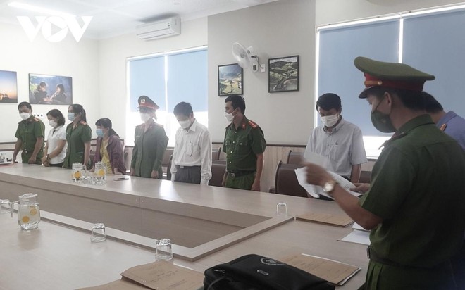 Cơ quan chức năng đọc lệnh khởi tố, bắt giam ông Trí và những người liên quan tại trụ sở CDC Đắk Lắk sáng 27/5. 