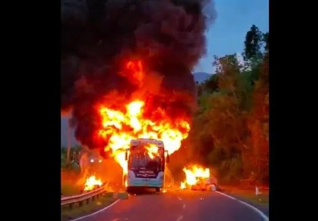 Vụ hỏa hoạn thiêu rụi hoàn toàn xe khách. (Nguồn: sggp)