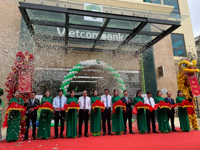 Lễ cắt băng khánh thành trụ sở hoạt động mới Vietcombank Phú Thọ.