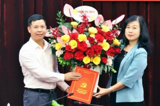 Bí thư Tỉnh ủy Đào Hồng Lan trao Quyết định, tặng hoa chúc mừng ông Nguyễn Công Thắng.
