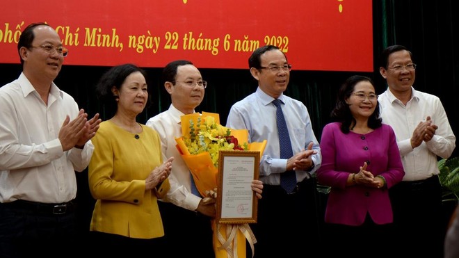Ủy viên Bộ Chính trị, Trưởng ban Tổ chức Trung ương Trương Thị Mai trao quyết định chuẩn y của Bộ Chính trị cho ông Nguyễn Văn Hiếu.