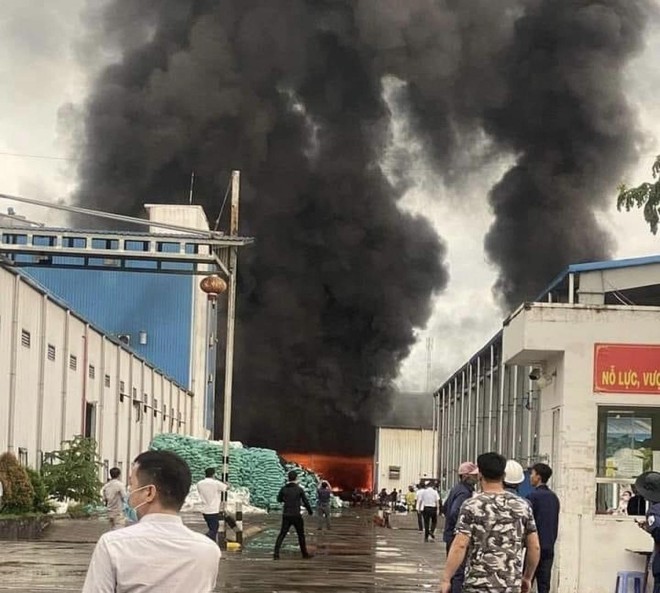 Ngọn lửa bùng phát dữ dội từ xưởng than đá của Công ty TNHH sợi MeKong.