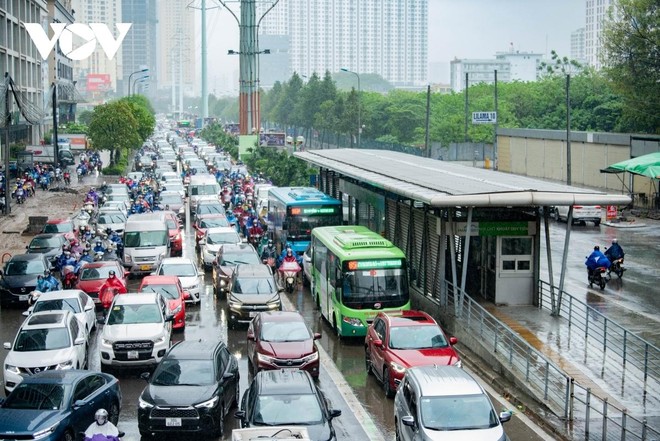 Sở GTVT Hà Nội kiến nghị thí điểm cho phép xe buýt thường, xe khách khối lượng lớn được đi vào làn BRT.