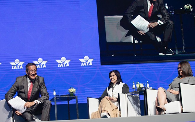 Bà Hồ Ngọc Yến Phương, CFO Vietjet (ngồi giữa) và bà Ursula Hurley, CFO Jet Blue tại tọa đàm giám đốc tài chính (ảnh: N.T)