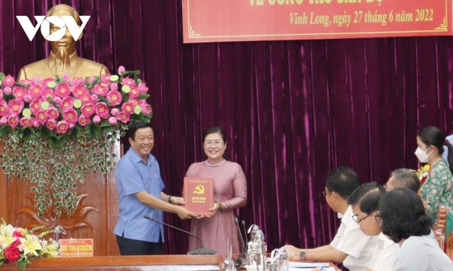 Thừa ủy quyền của Ban Bí thư, đồng chí Bùi Văn Nghiêm, Ủy viên Trung ương Đảng, Bí thư Tỉnh ủy trao quyết định và tặng hoa chúc mừng đồng chí Nguyễn Thị Minh Trang.