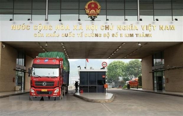 Hoạt động xuất nhập khẩu tại Cửa khẩu quốc tế đường bộ số II Kim Thành. (Ảnh: Quốc Khánh/TTXVN).