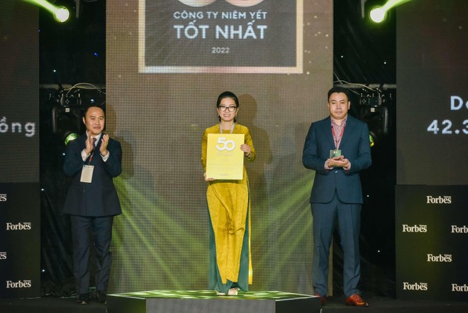 Bà Lê Thị Hòa Bình - Phó Giám đốc Vietcombank Chi nhánh Tp Hồ Chí Minh nhận Giải thưởng của Ban Tổ chức.