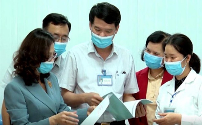 Phó Giám đốc Sở Y tế Yên Bái Nguyễn Văn Hà (giữa) khi còn phụ trách CDC Yên Bái. Ảnh: BYB.