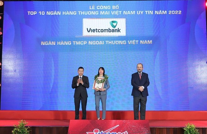 Bà Phan Thị Thanh Tâm, Phó trưởng VPĐD Vietcombank tại khu vực phía Nam, đại diện Vietcombank (đứng giữa ) nhận vinh danh Top 10 ngân hàng thương mại uy tín năm 2022 từ Ban tổ chức chương trình.