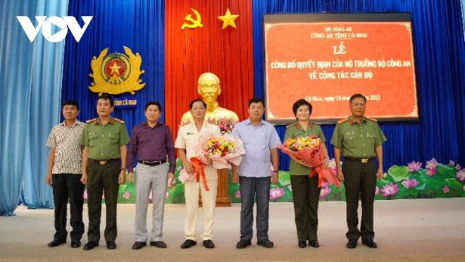 Ông Nguyễn Tiến Hải (giữa), Bí thư Tỉnh ủy, Chủ tịch HĐND tỉnh Cà Mau tặng hoa cho hai cán bộ nhận nhiệm vụ mới.