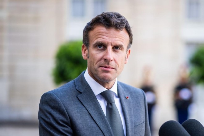 Tổng thống Pháp Emmanuel Macron, thuộc đảng Cộng hòa Tiến bước, bên ngoài Điện Elysee, Paris, Pháp, ngày 5/7. Ảnh: Reuters.