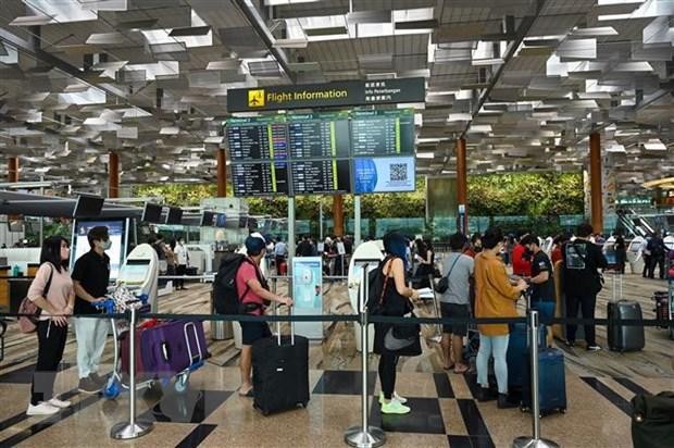 Hành khách tại sân bay quốc tế Changi, Indonesia. (Ảnh: AFP/TTXVN)