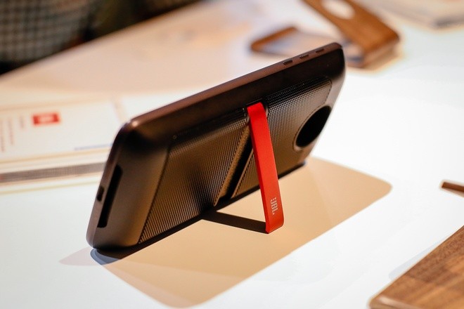 Moto Z - smartphone siêu mỏng biến hoá được phần cứng
