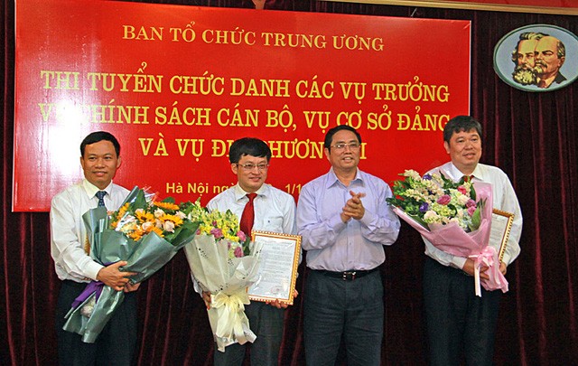 Trưởng Ban Tổ chức Trung ương Phạm Minh Chính tặng hoa chúc mừng 3 tân vụ trưởng. Ảnh: Tạp chí Xây dựng đảng