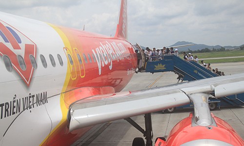 Máy bay hạ cánh khẩn ở Đà Nẵng để cứu khách khó thở