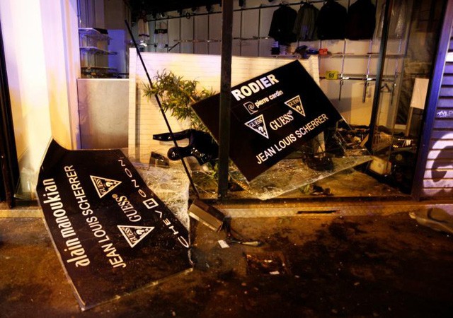 Pháp tiếp tục chìm trong “biển lửa” bạo động, người biểu tình đụng độ cảnh sát ảnh 10
