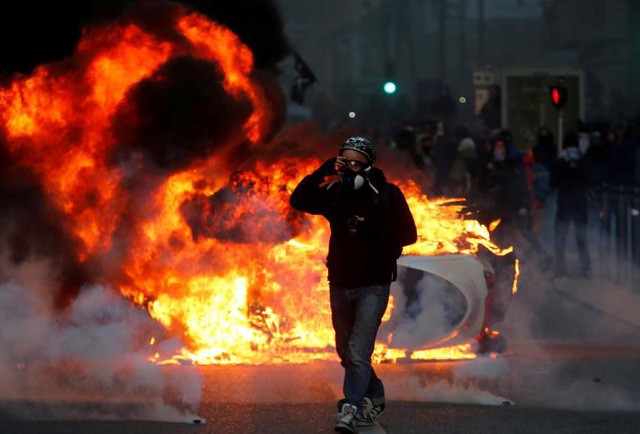 Pháp tiếp tục chìm trong “biển lửa” bạo động, người biểu tình đụng độ cảnh sát ảnh 1
