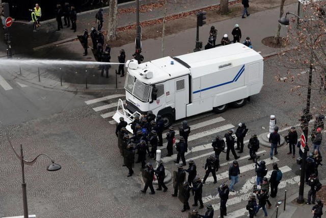 Pháp tiếp tục chìm trong “biển lửa” bạo động, người biểu tình đụng độ cảnh sát ảnh 2