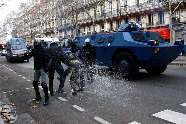 Pháp tiếp tục chìm trong “biển lửa” bạo động, người biểu tình đụng độ cảnh sát ảnh 3