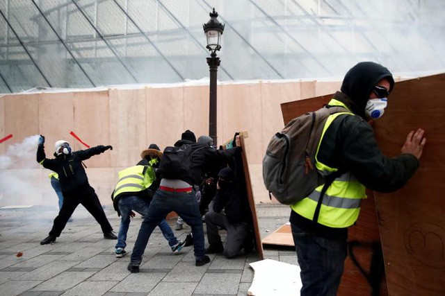 Pháp tiếp tục chìm trong “biển lửa” bạo động, người biểu tình đụng độ cảnh sát ảnh 5