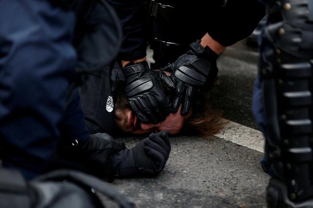 Pháp tiếp tục chìm trong “biển lửa” bạo động, người biểu tình đụng độ cảnh sát ảnh 6