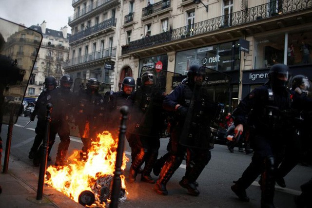 Pháp tiếp tục chìm trong “biển lửa” bạo động, người biểu tình đụng độ cảnh sát ảnh 7