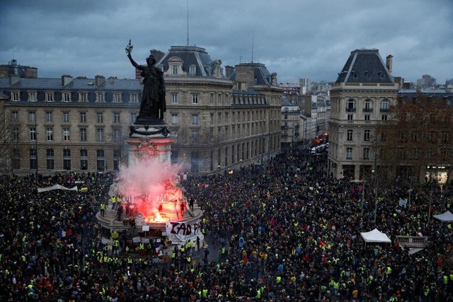 Pháp tiếp tục chìm trong “biển lửa” bạo động, người biểu tình đụng độ cảnh sát ảnh 8