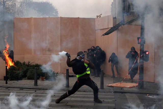 Pháp tiếp tục chìm trong “biển lửa” bạo động, người biểu tình đụng độ cảnh sát ảnh 9