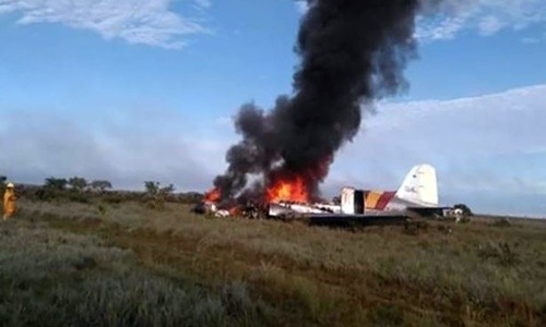 Máy bay bốc cháy tại hiện trường ngày 9/3. Ảnh:Camioneros de Colombia.
