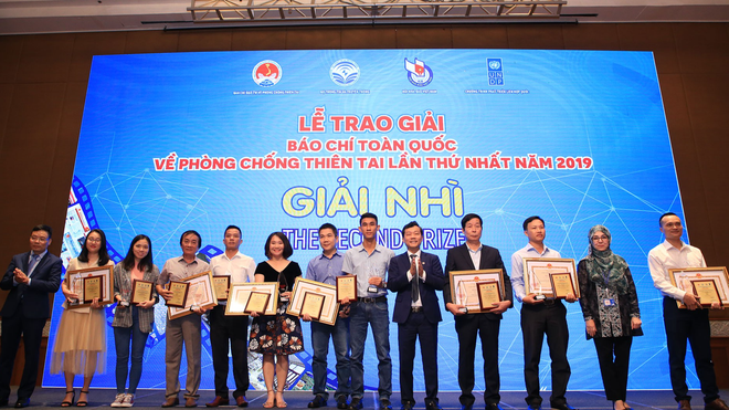 Nhà báo Tô Ngọc Doanh (thứ tư từ phải sang) đại diện nhóm tác giả Báo Đầu tư nhận giải Nhì Giải báo chí toàn quốc về Phòng chống thiên tai năm 2019.