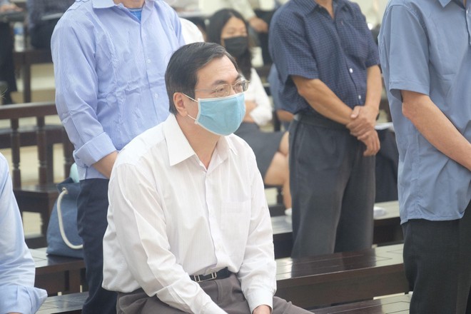 Ông Vũ Huy Hoàng hầu tòa.