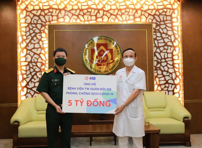 Đại tá Trần Minh Đạt, Phó tổng giám đốc MB (bên trái) đại diện trao tặng 5 tỷ đồng đến Bệnh viện Trung ương Quân đội 108 