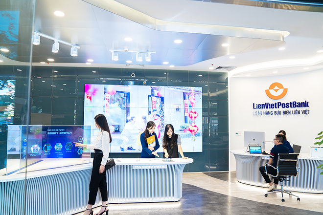 Trải nghiệm dịch vụ tại phòng giao dịch thông minh của LienVietPostBank