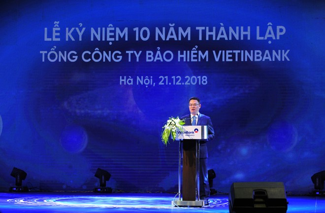 Ông Trần Minh Bình, Tổng giám đốc VietinBank chúc mừng và biểu dương VBI