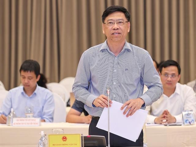 Thứ trưởng Bộ GTVT Nguyễn Xuân Sang tại cuộc họp báo Chính phủ chiều tối 3/8. 