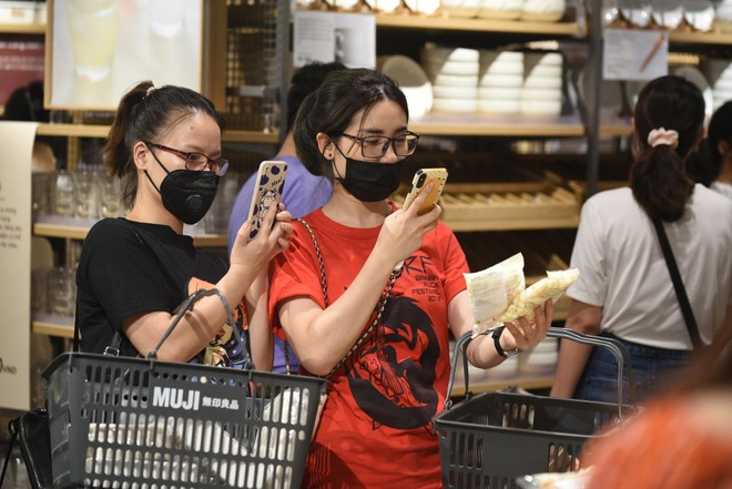 Chen chân mua sắm trong cửa hàng MUJI đầu tiên tại Hà Nội ảnh 13