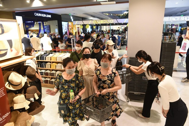 Chen chân mua sắm trong cửa hàng MUJI đầu tiên tại Hà Nội ảnh 5