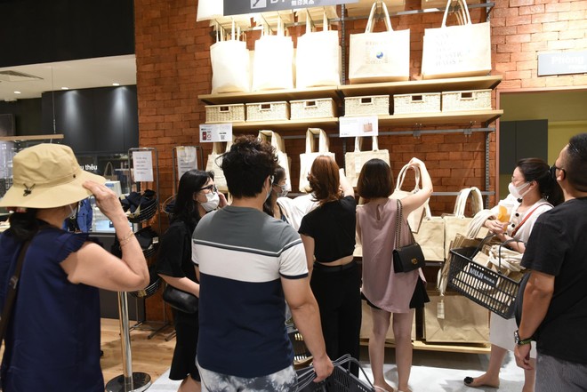 Chen chân mua sắm trong cửa hàng MUJI đầu tiên tại Hà Nội ảnh 10